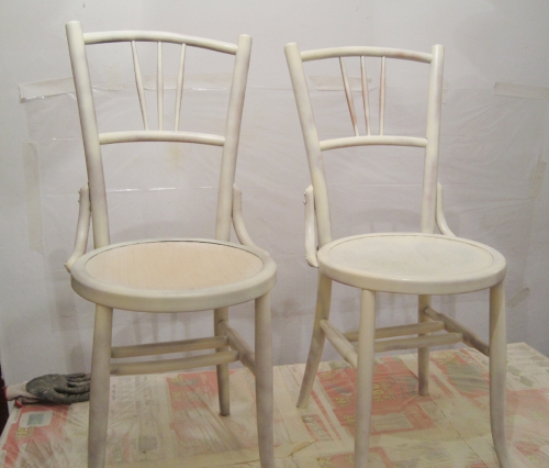 Dos de las sillas durante la aplicación de la pintura